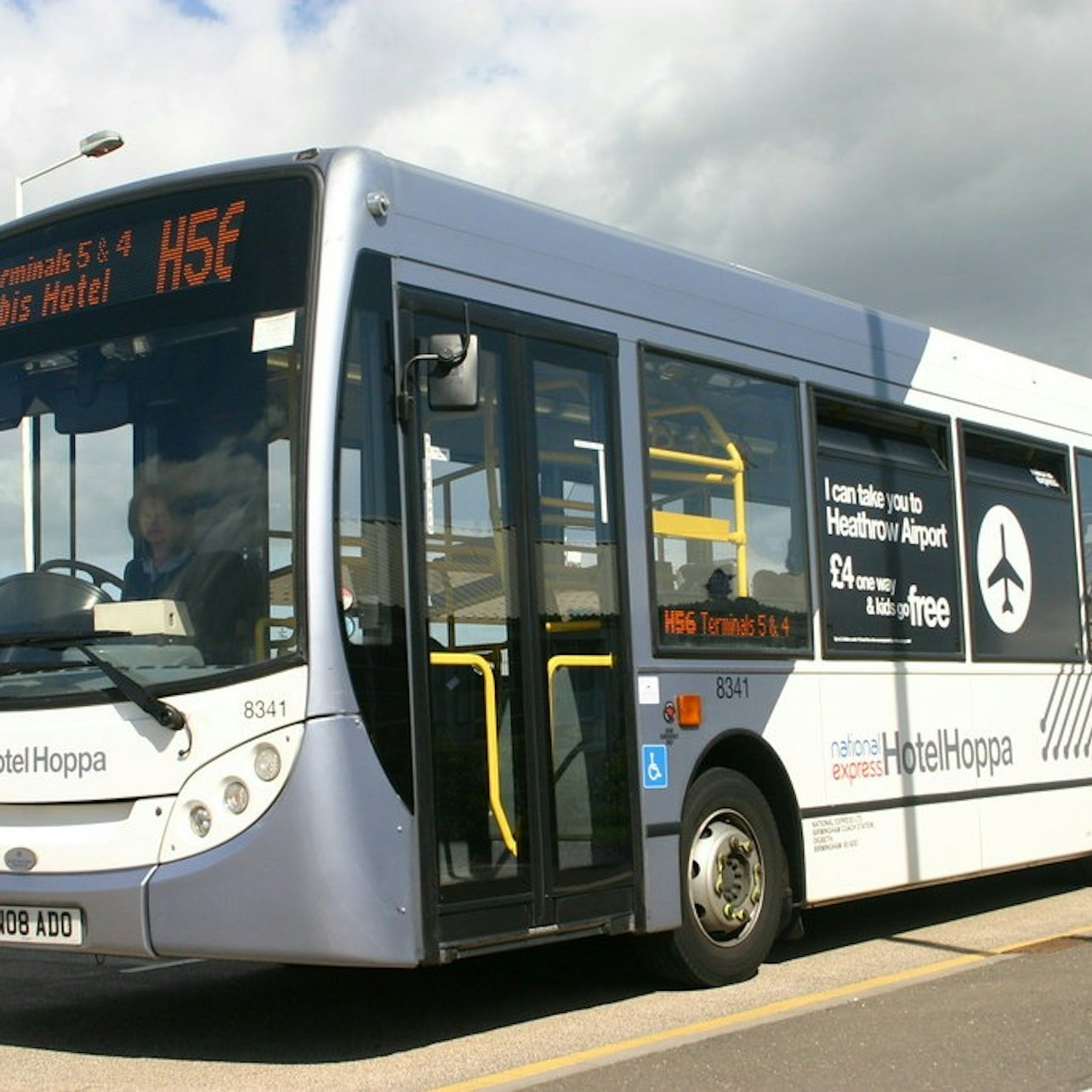 London: Bus Between London Heathrow Airport and Heathrow Renaissance Hotel - Photo 1 of 5